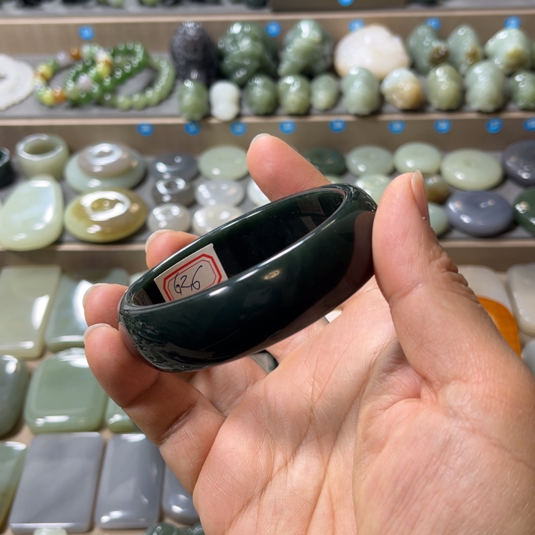 热***事和田玉未镶嵌颈饰