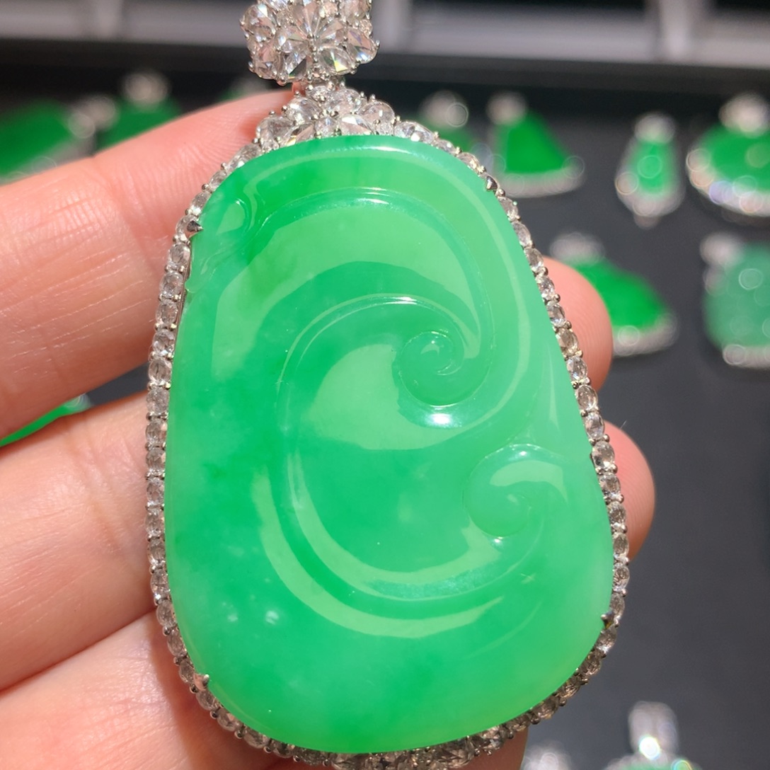 翡翠颈饰18K金镶嵌艺**行翡翠