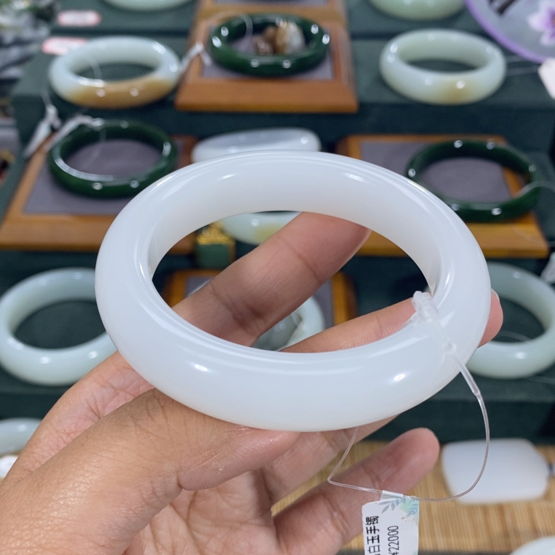 和田玉手镯未镶嵌