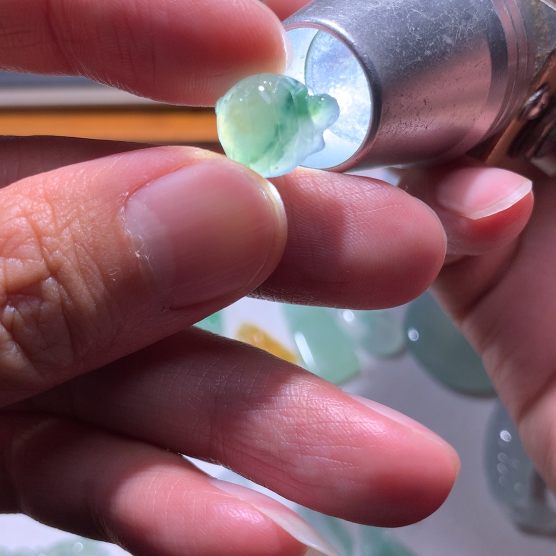 翡翠未镶嵌颈饰乌龟