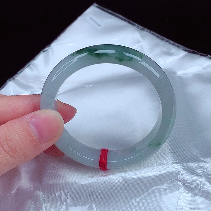 翡翠手镯未镶嵌翡翠