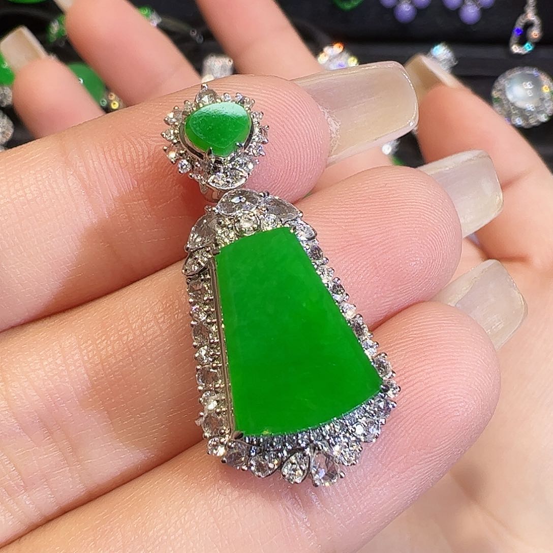 翡翠颈饰18K金镶嵌厚装无事牌