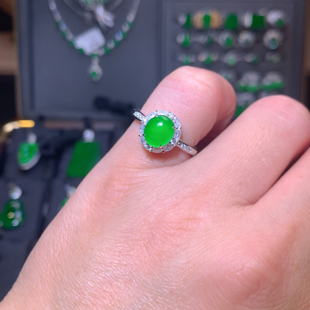 18K金镶嵌戒指翡翠蛋面