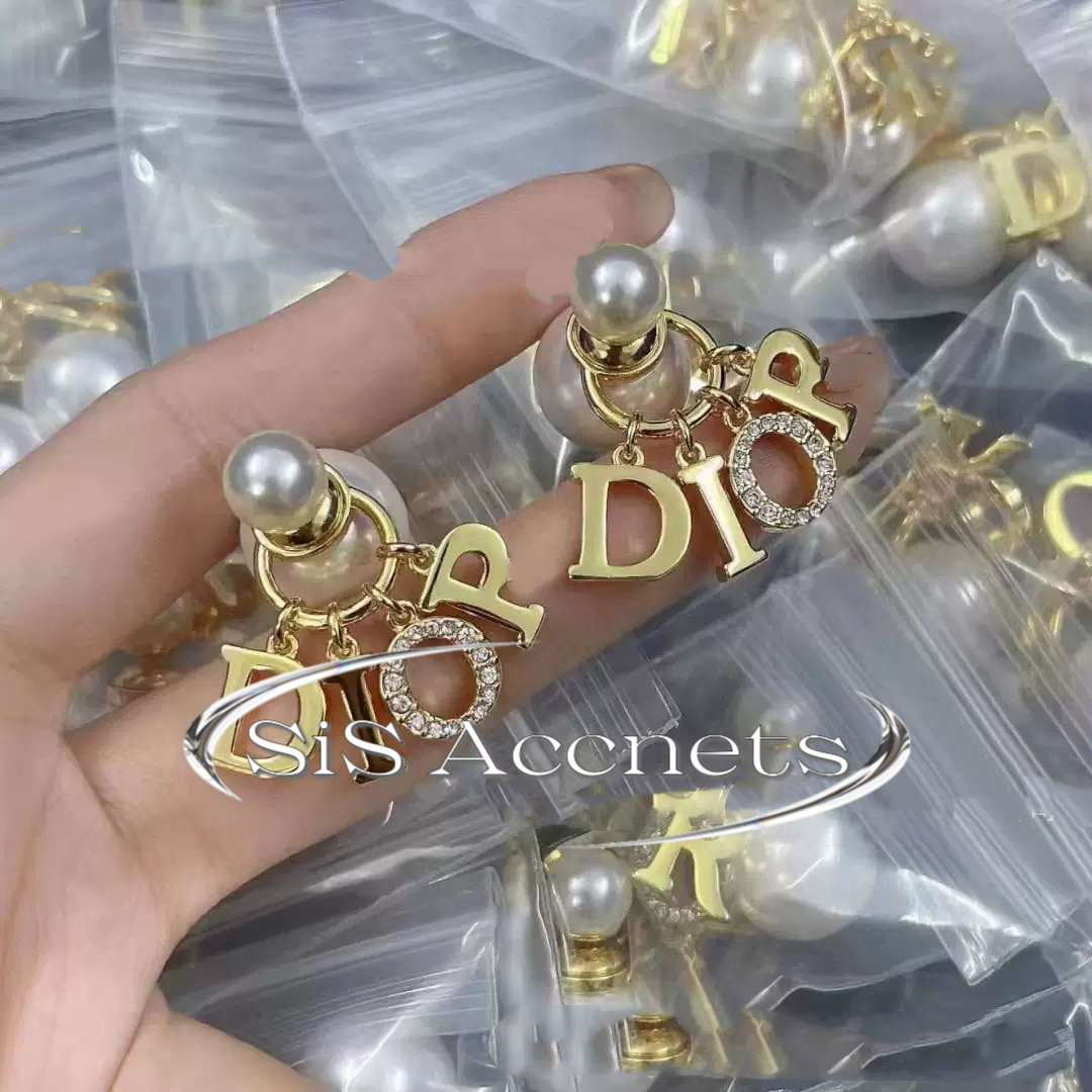 铜合金仿珍珠耳饰 SISACCENTS 经典仿珍珠字母金色耳钉