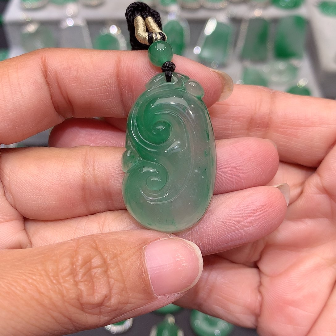 颈饰未镶嵌石英质玉（非洲翠）