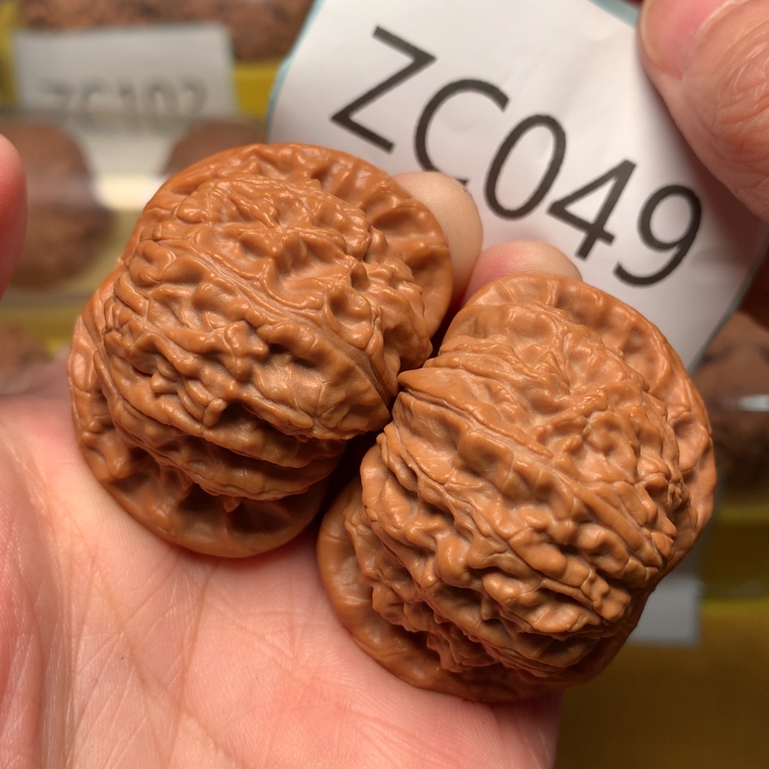 文玩核桃把件红皮闷白43