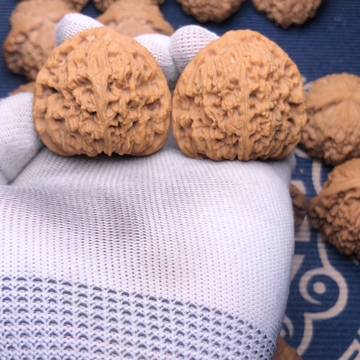 文玩核桃吊坠泉*娃南疆石