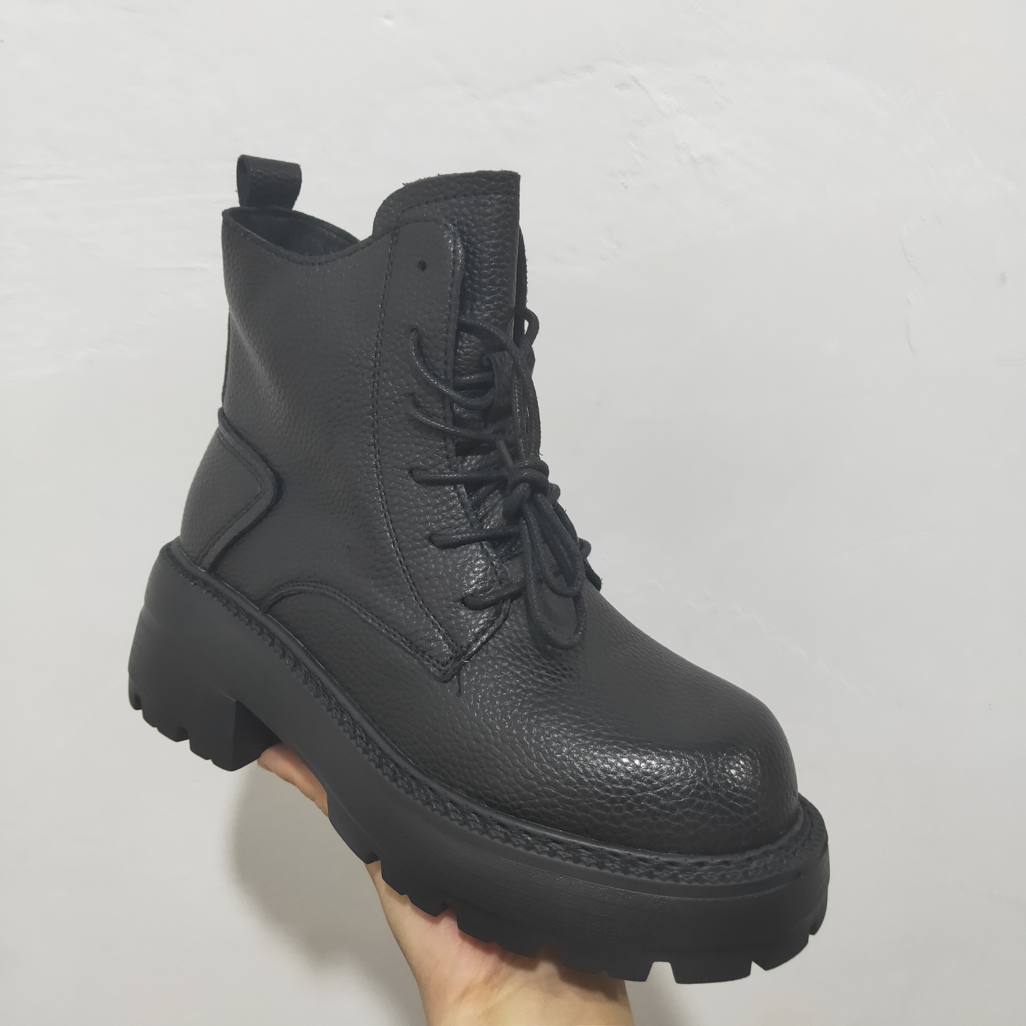 百搭侧款拉链马丁靴7816