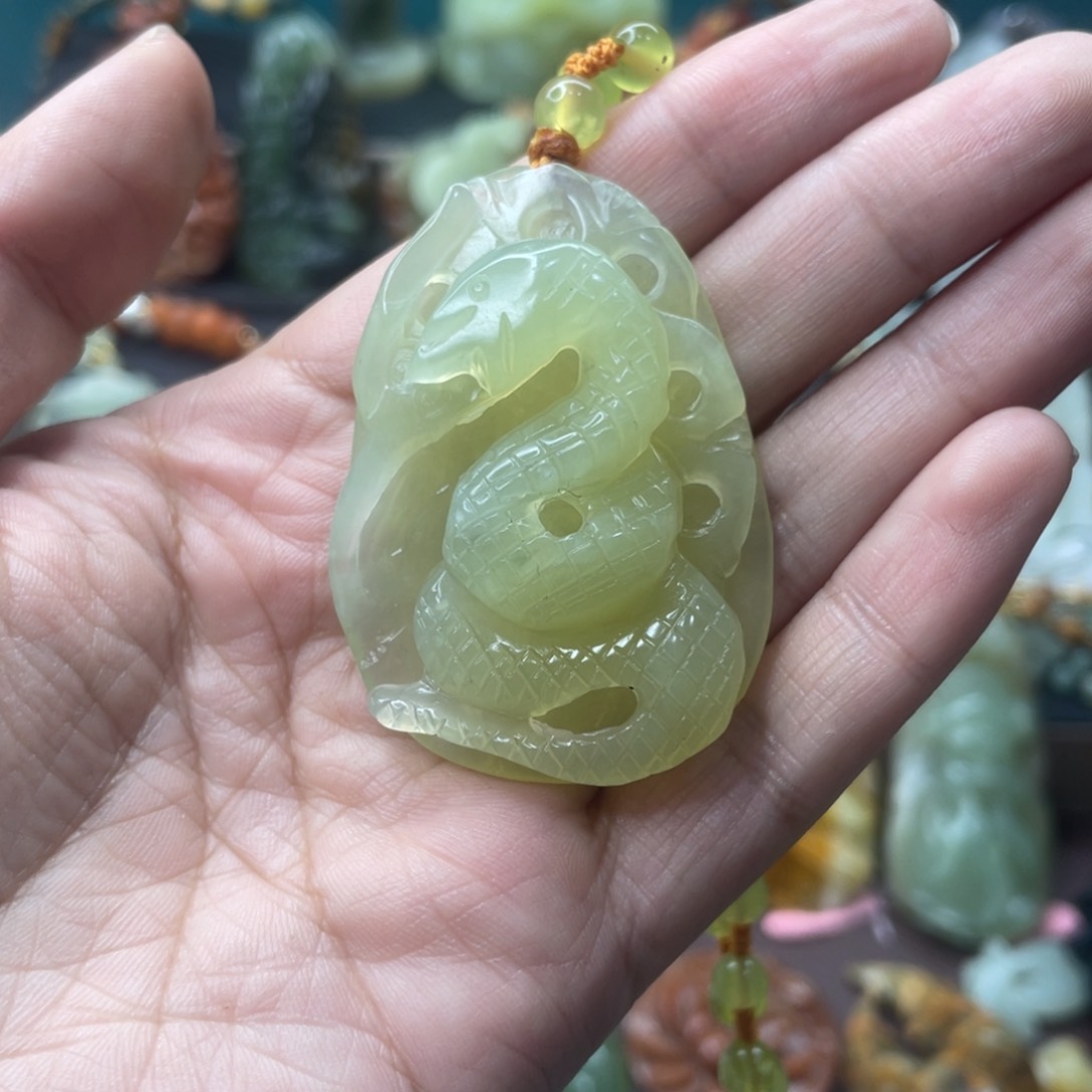 蛇纹石玉未镶嵌颈饰