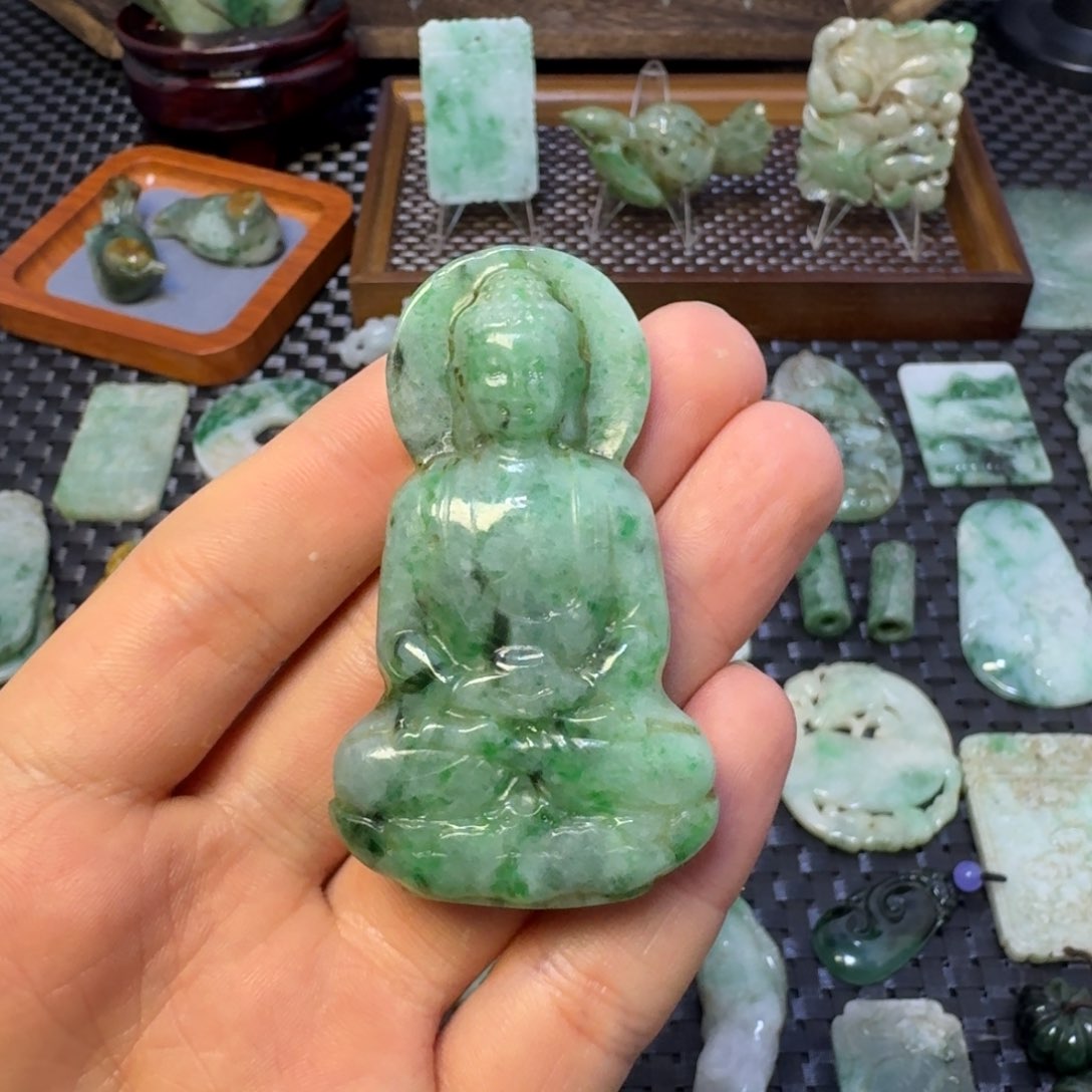 翡翠颈饰未镶嵌何***。翡翠颈饰未镶嵌..