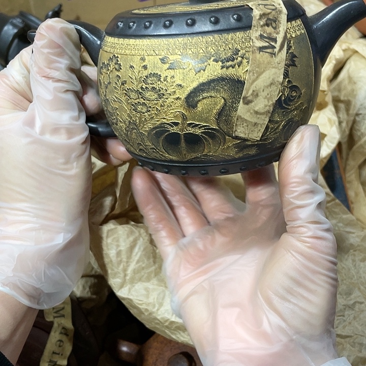 紫砂茶壶矿泥料，手工制作的一把紫砂壶。