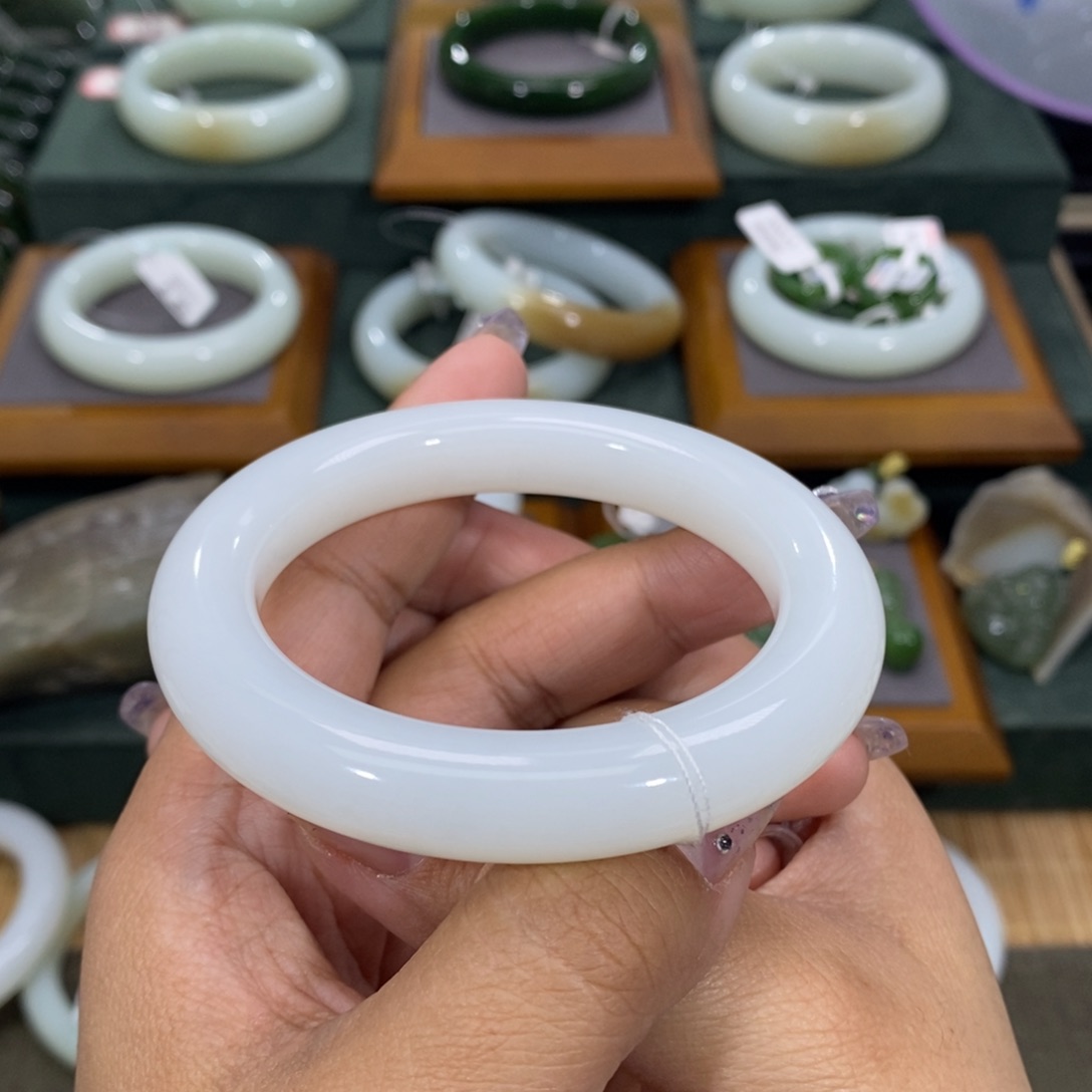 和田玉手镯未镶嵌