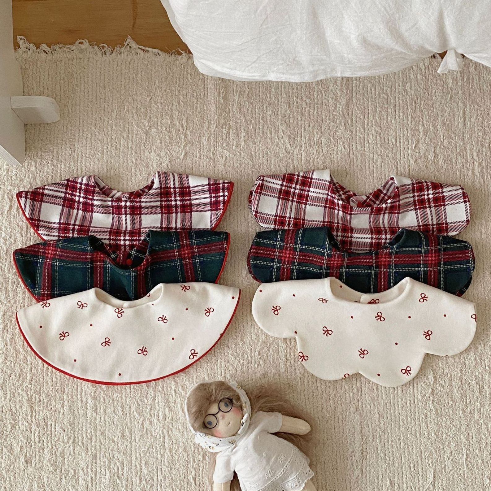 韩国同款婴幼儿圣诞款格子口水巾秋冬花瓣滚边围兜宝宝双面围兜