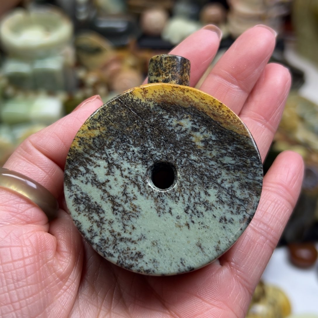 岫岩河磨玉（透闪石质玉）未镶嵌颈饰河磨玉大饼有瑕