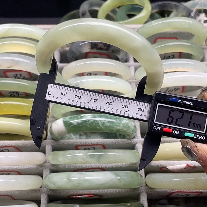 蛇纹石玉未镶嵌手镯116