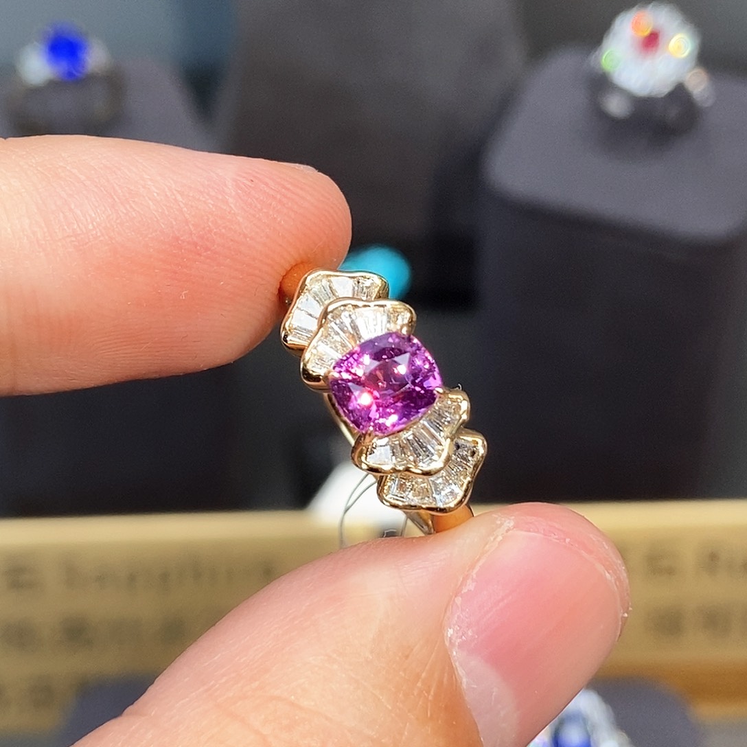 彩色蓝宝石戒指18K金镶嵌1.01克拉
