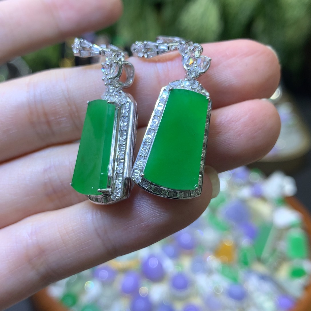 颈饰18K金镶嵌翡翠