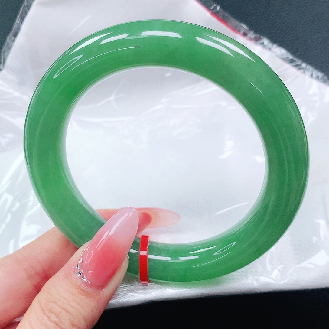 翡翠手镯未镶嵌56圈