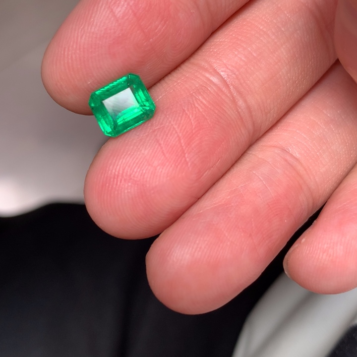 祖母绿裸石未镶嵌小*儿