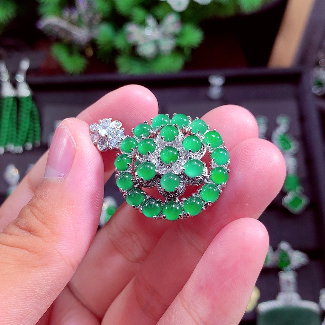 颈饰未镶嵌翡翠天然