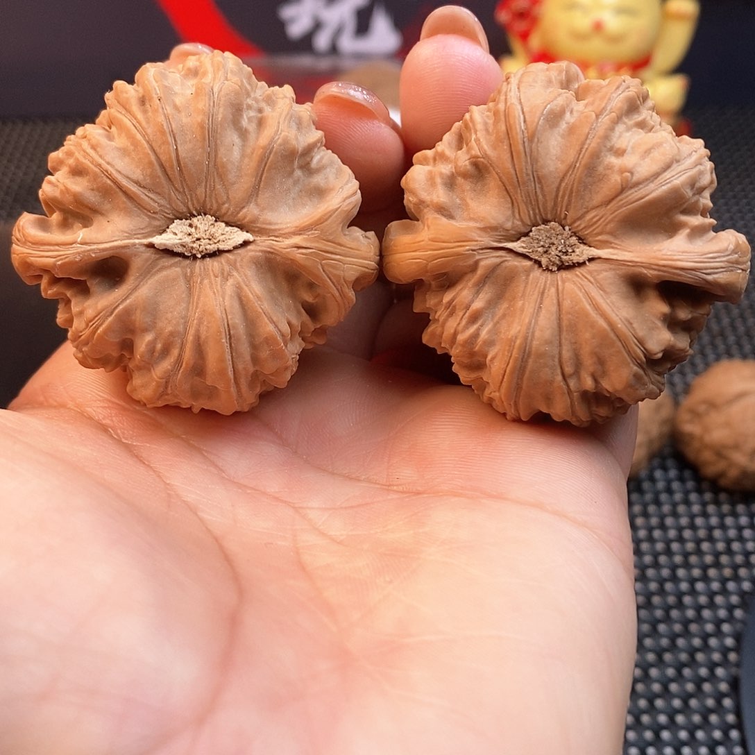 文玩核桃吊坠45尺白狮子50克