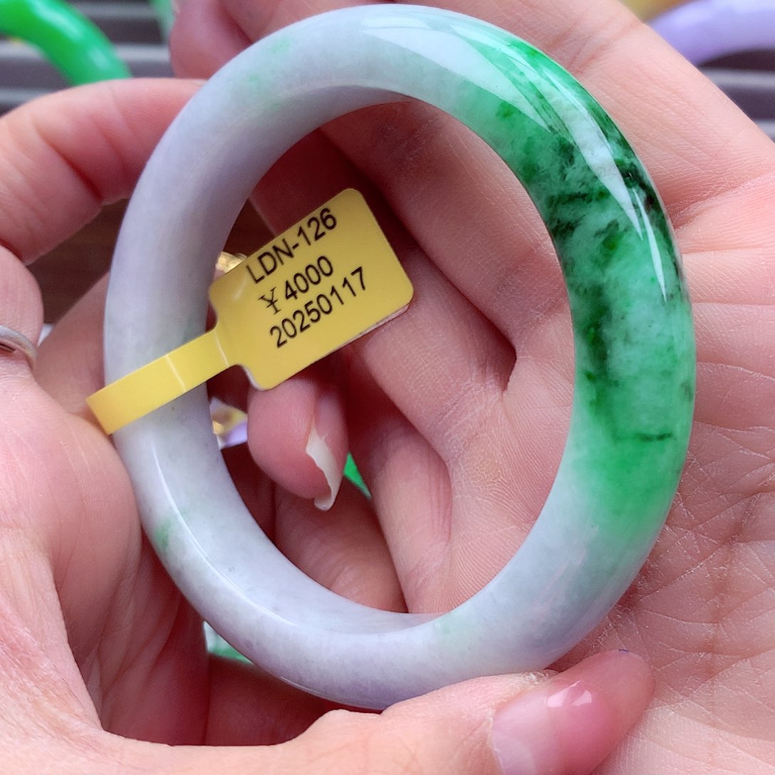 翡翠手镯未镶嵌翡翠