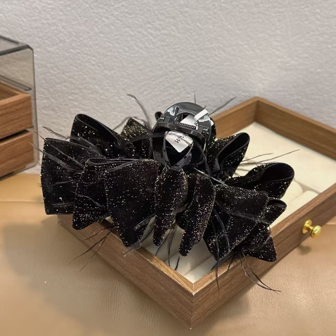 新款精致黑色细闪丝绒褶皱鸵鸟羽毛十三公分抓夹WM-1081
