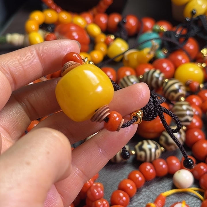 颈饰琉璃牡*阁琉璃…………