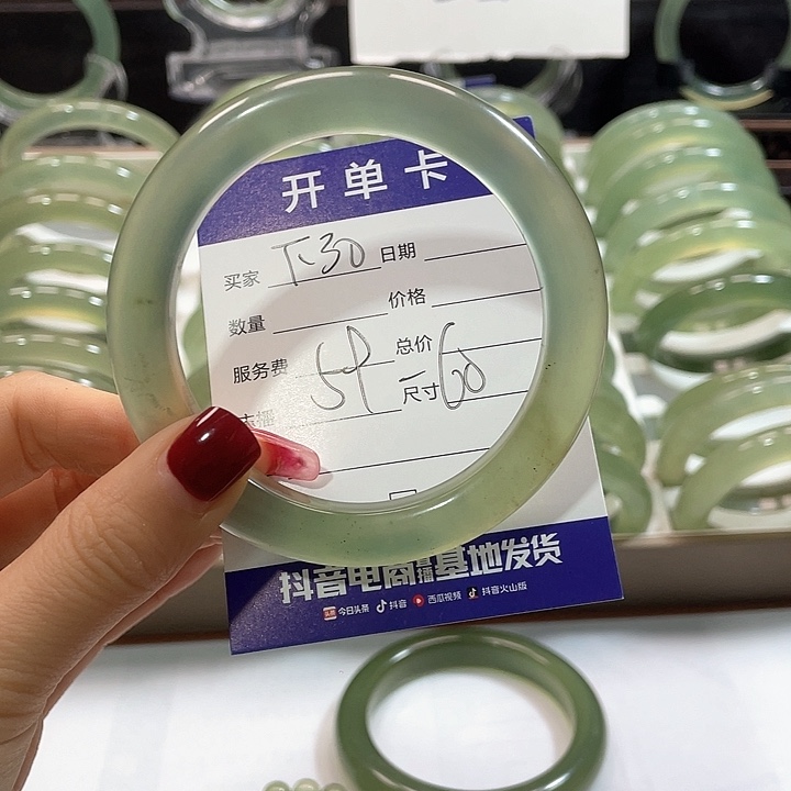 蛇纹石玉手镯未镶嵌没****恼