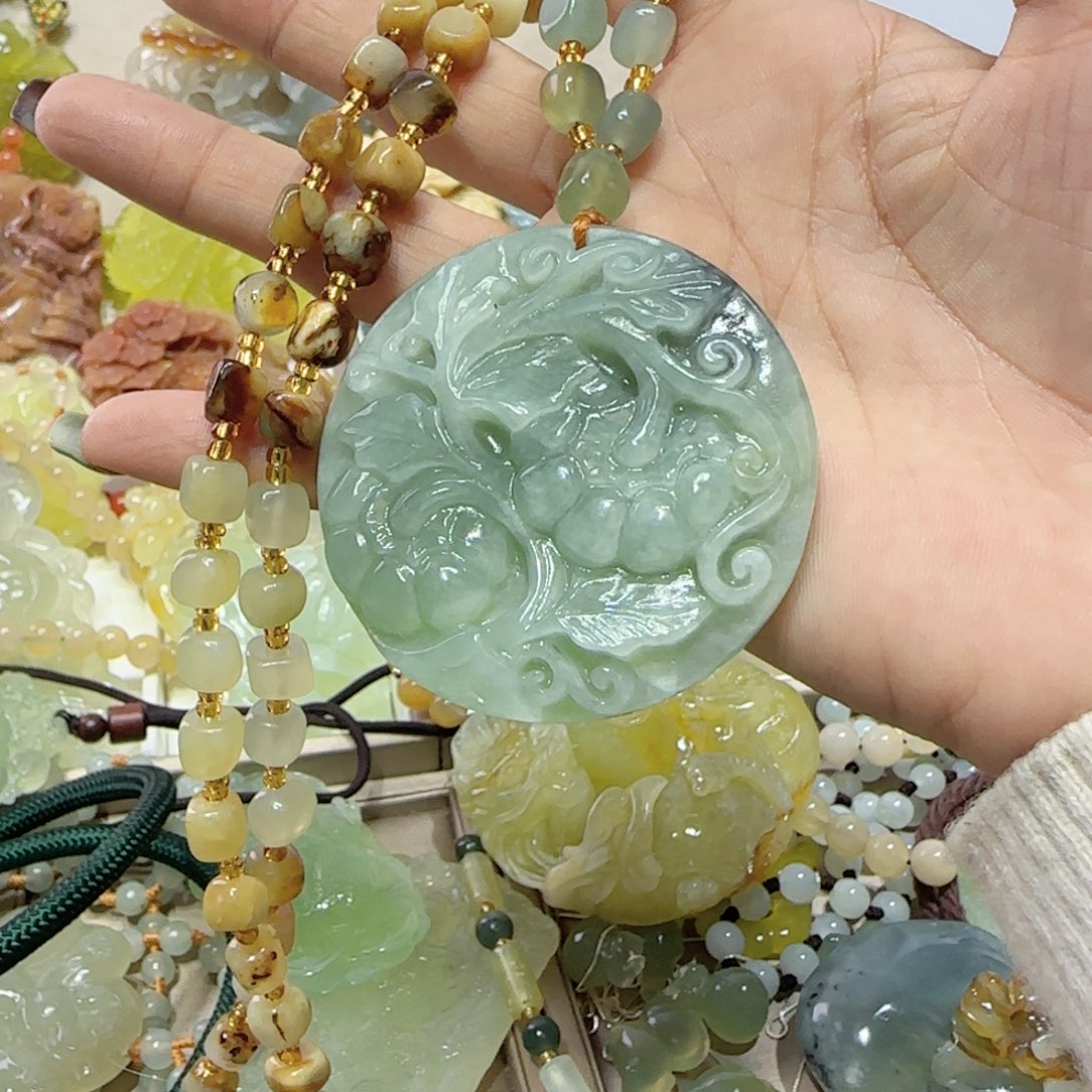 未镶嵌蛇纹石玉吊坠