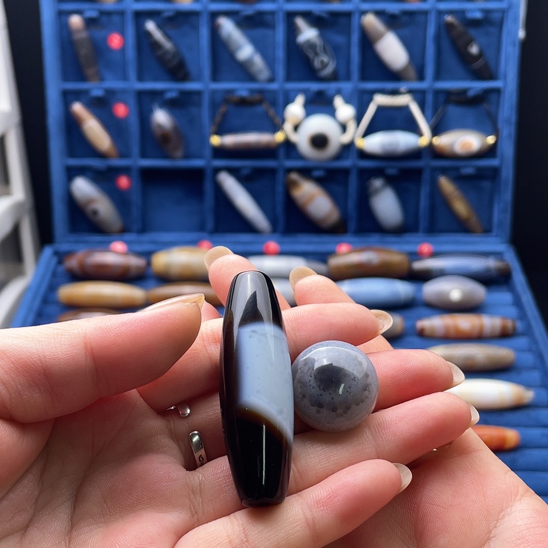 青****玛瑙/玉髓未镶嵌珠宝半成品