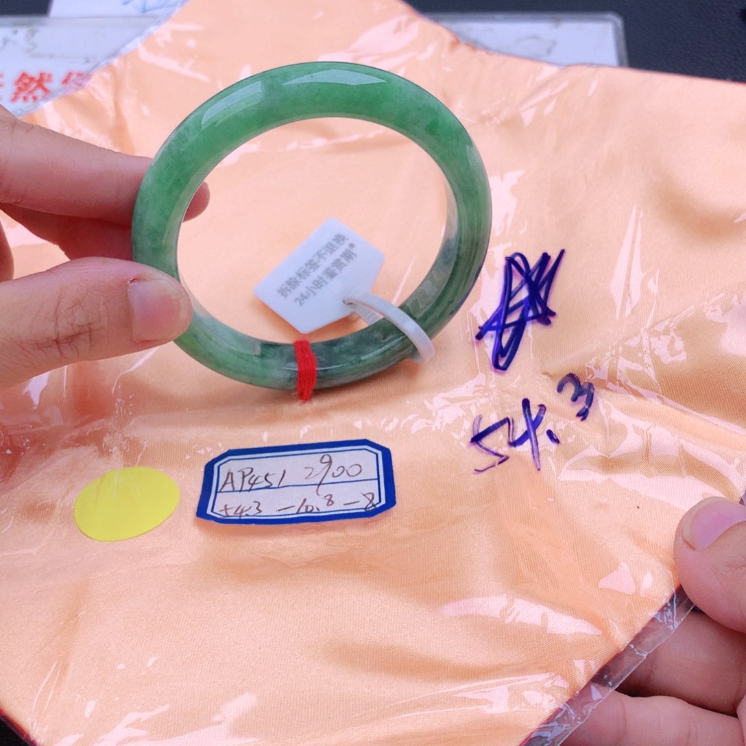 翡翠手镯未镶嵌翡翠