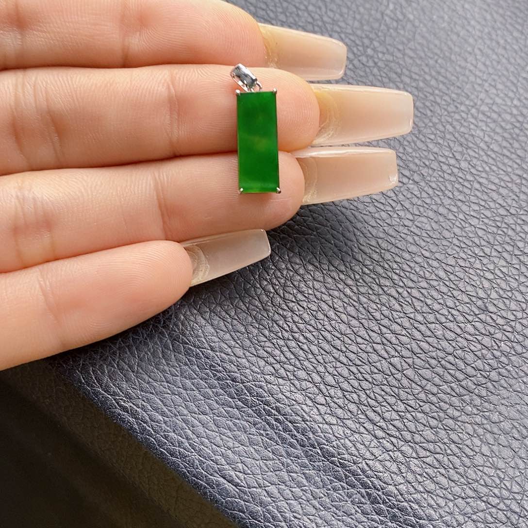 翡翠18K金镶嵌颈饰溪**呦翡翠
