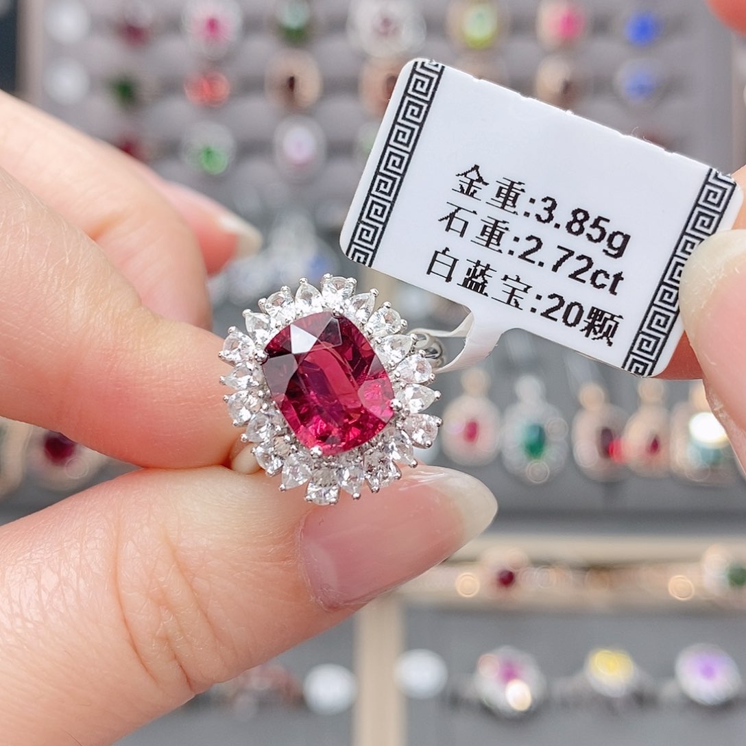 18K金镶嵌戒指碧玺2.72。