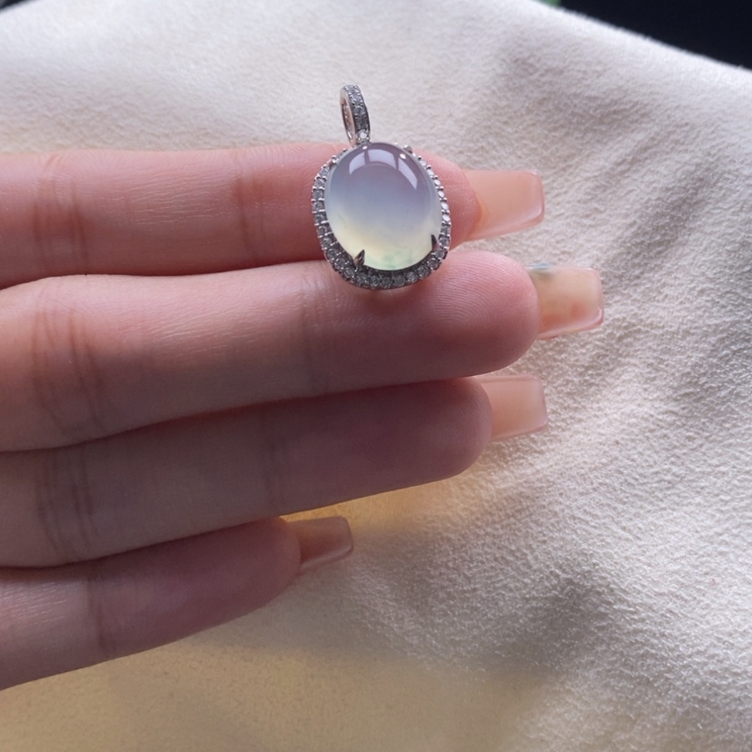 【闪购商品】翡翠颈饰18K金镶嵌高冰阳底蛋面吊坠