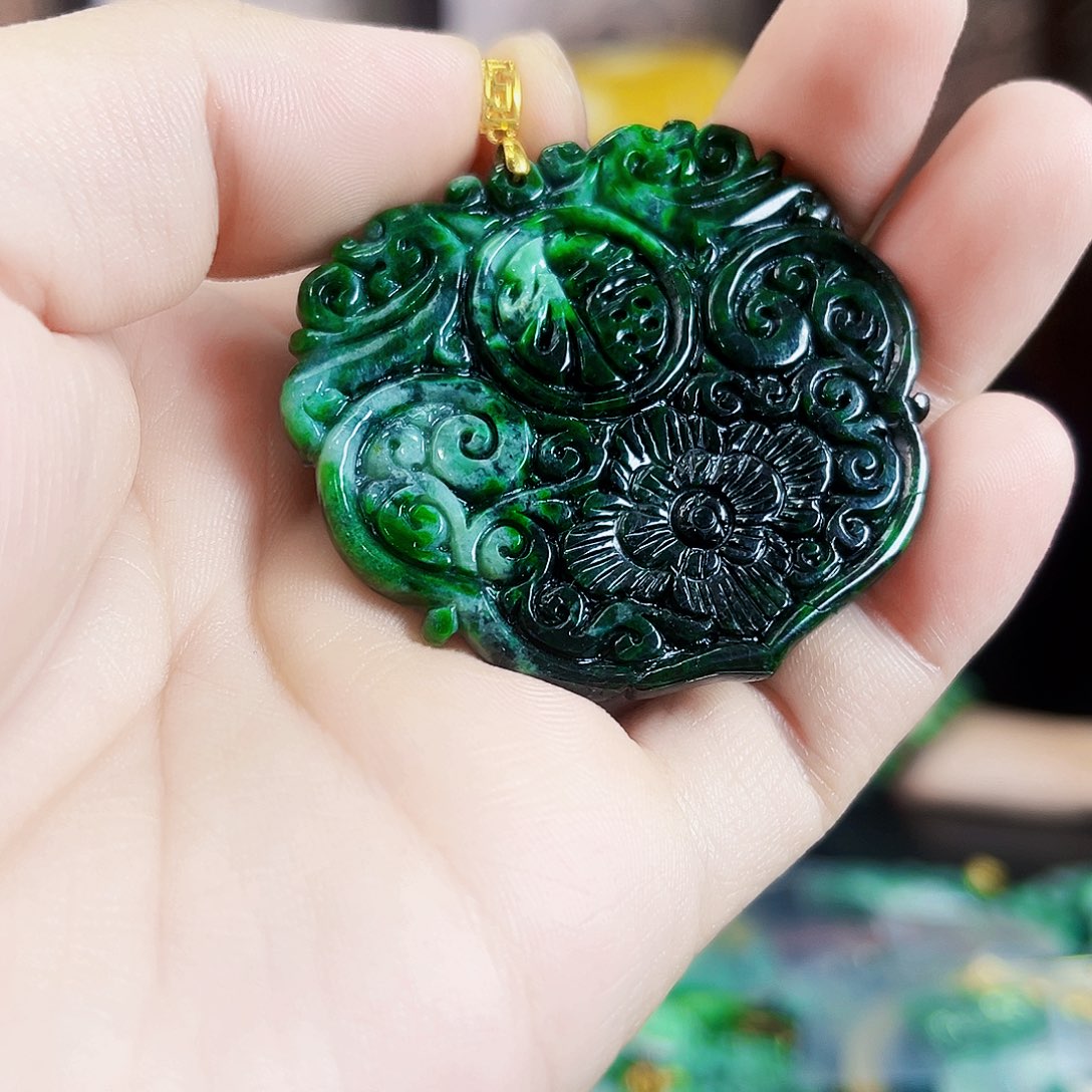 翡翠18K金镶嵌颈饰吊坠