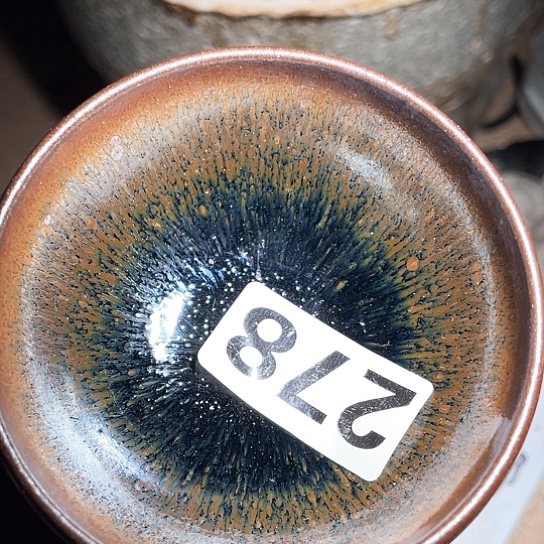 茶盏茶色头发有点卷278页的