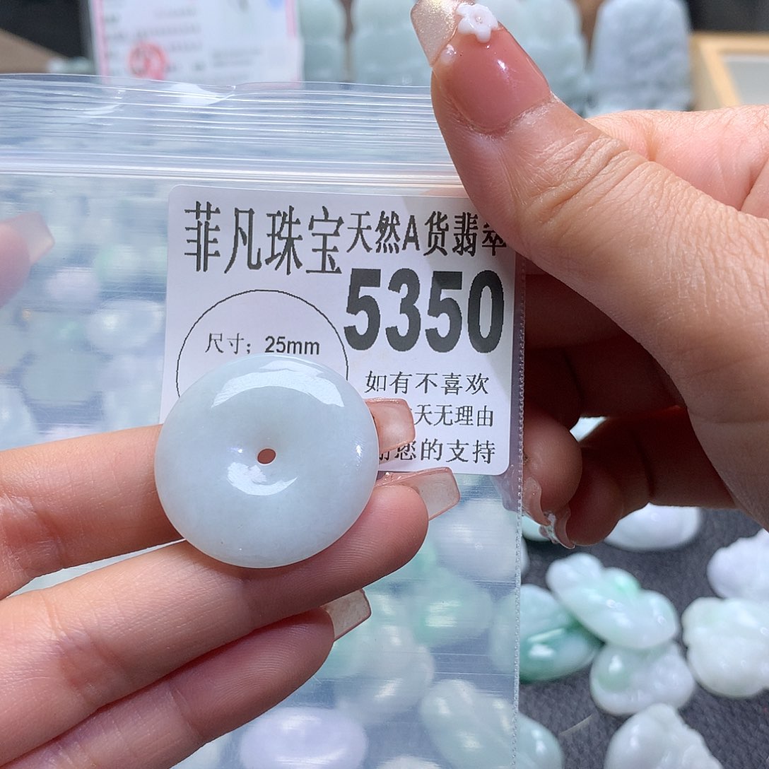 翡翠未镶嵌颈饰，