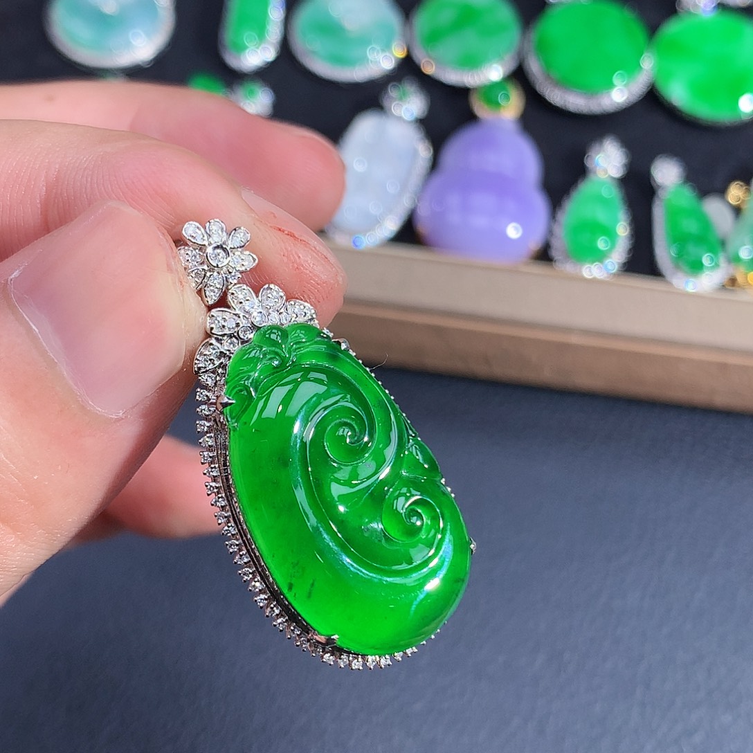 颈饰18K金镶嵌翡翠