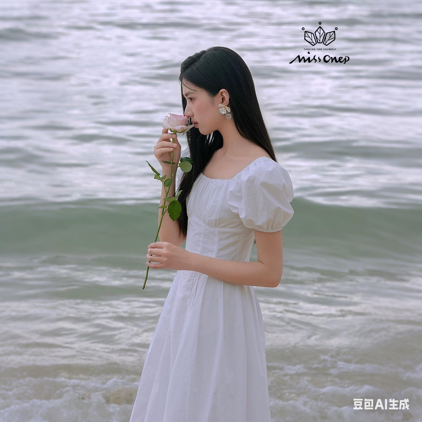 白色方领纯欲法式宫廷风泡泡袖中长连衣裙夏季初恋惊艳款