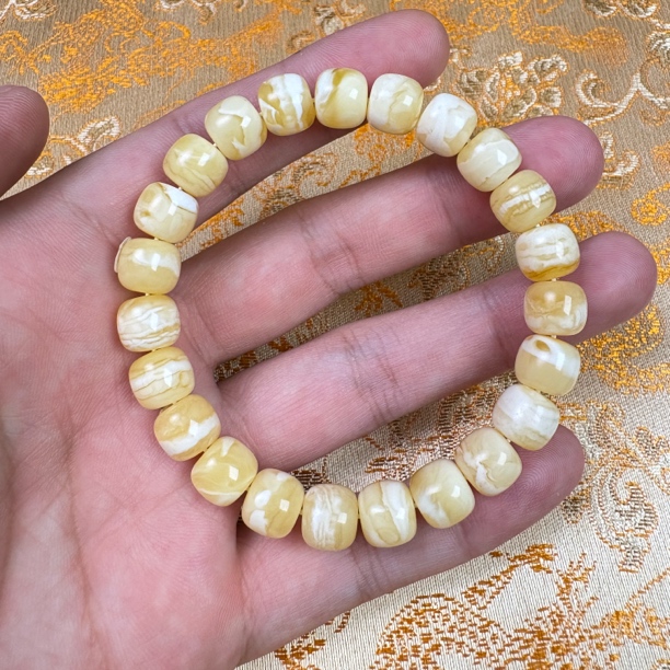 9.5mm 11.63 精品原矿瓷白妖花俄料蜜蜡手串 保真保质检有证书
