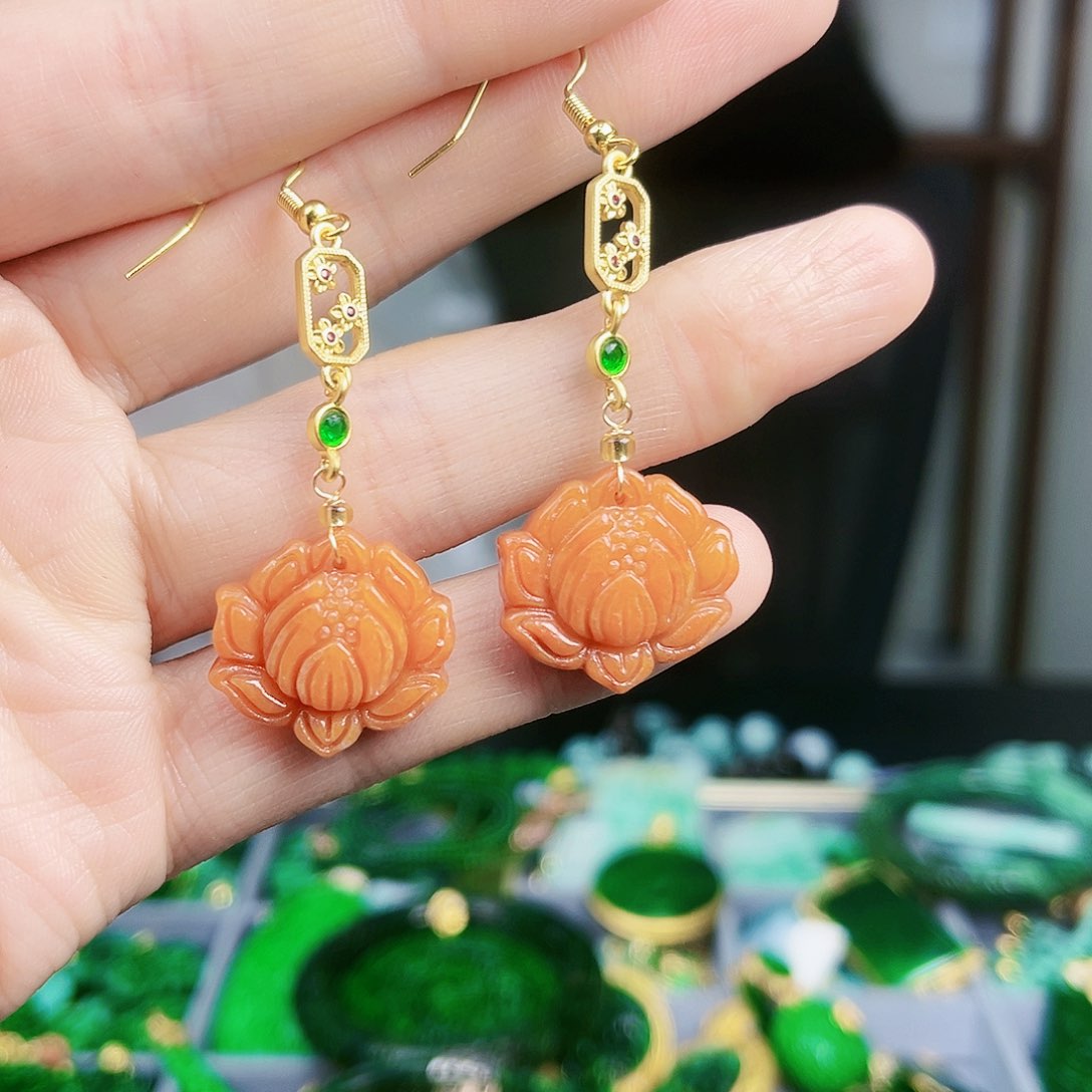 翡翠颈饰未镶嵌耳饰