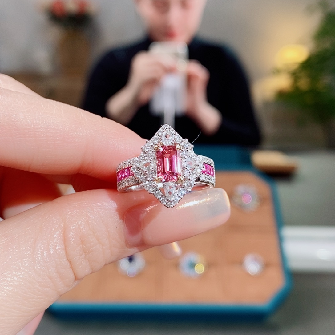 碧玺戒指18K金镶嵌0.7ct