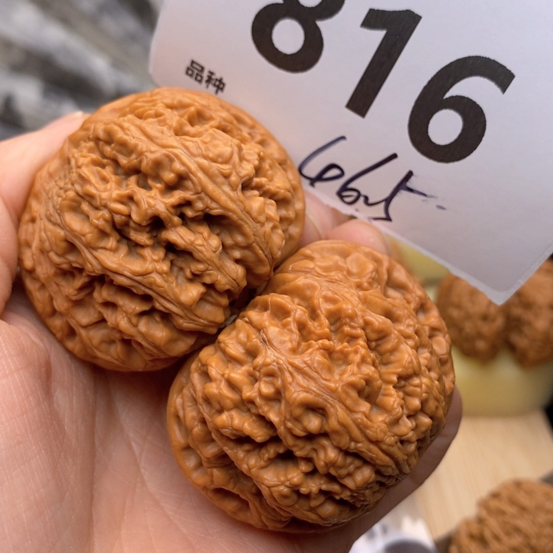 文玩核桃吊坠816号46.5粗筋