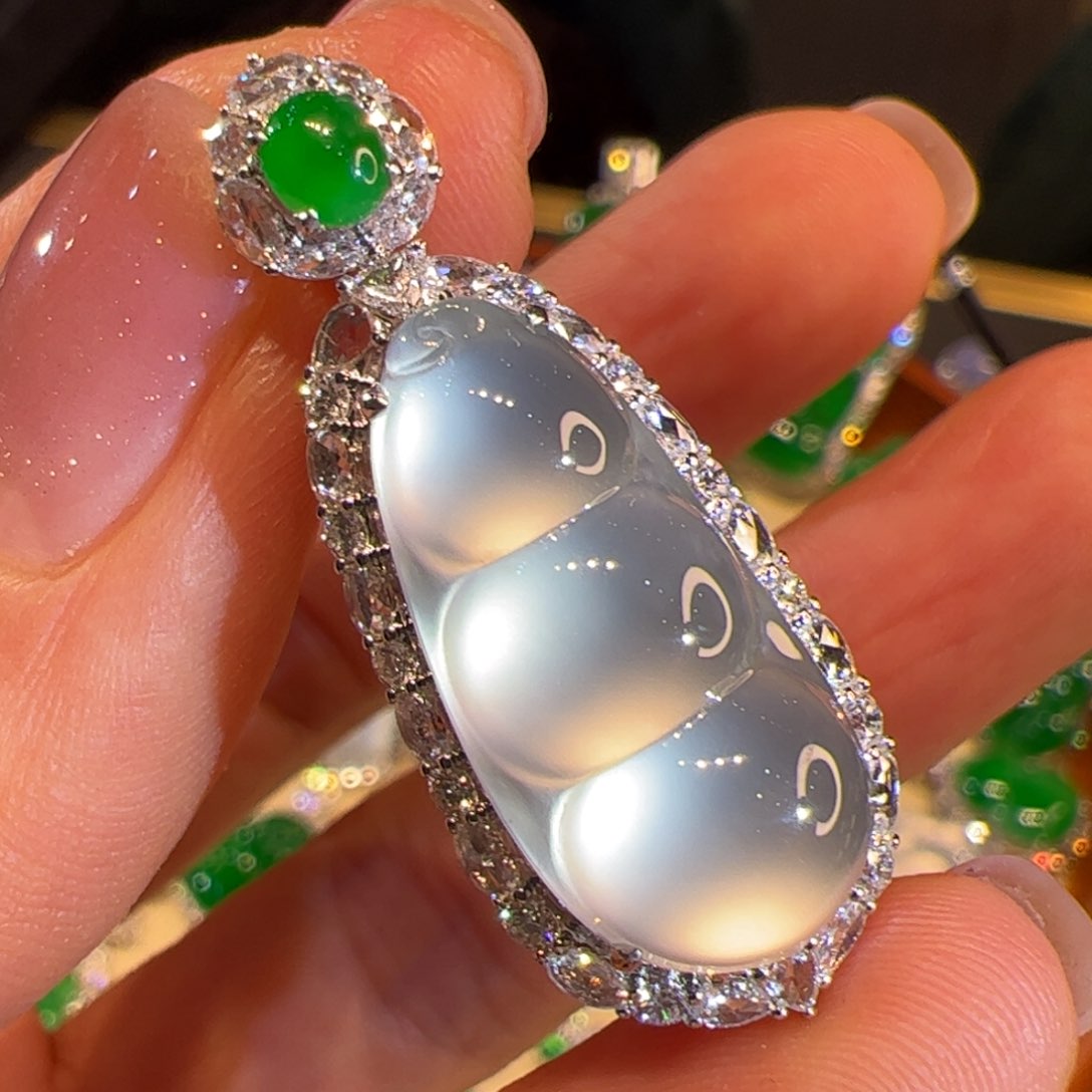 翡翠颈饰18K金镶嵌天然缅甸A货翡翠。