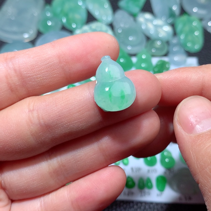 翡翠颈饰未镶嵌天然翡翠葫芦