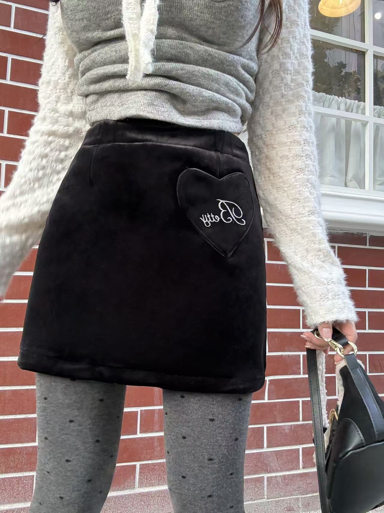 【HuiHui】韩系丝绒设计感爱心刺绣防走光a字短裙女半身裙（5027）