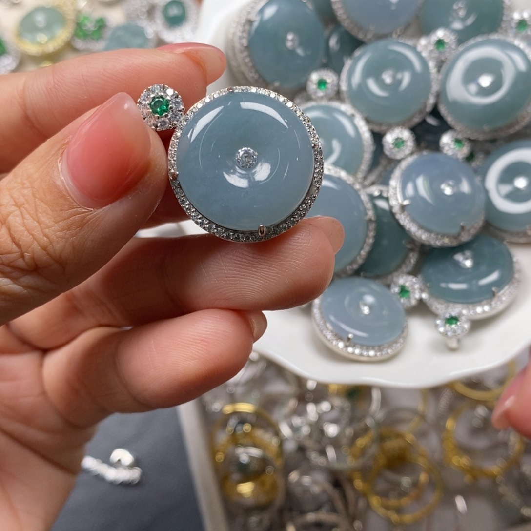 翡翠颈饰未镶嵌翡翠