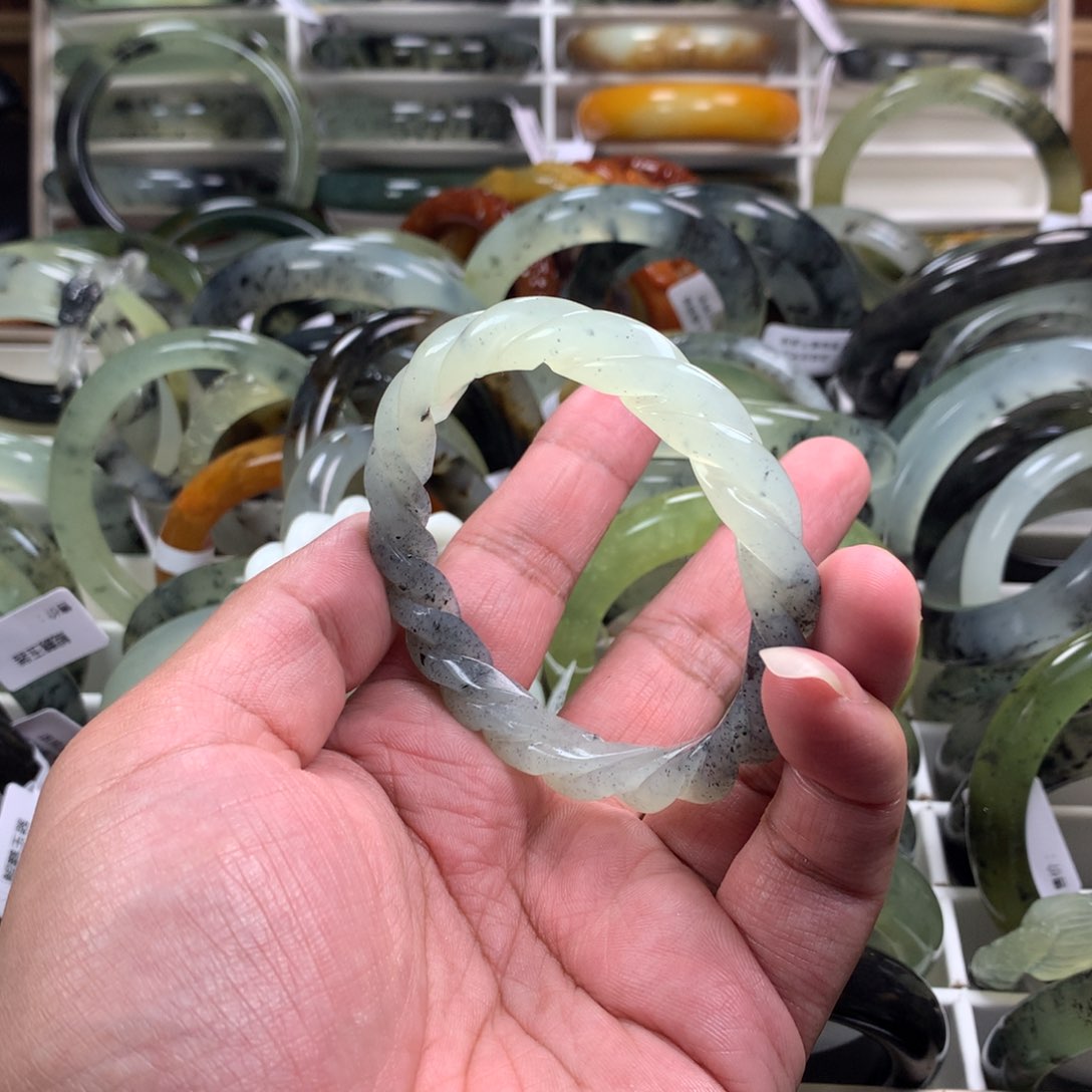 蛇纹石玉手镯未镶嵌文*