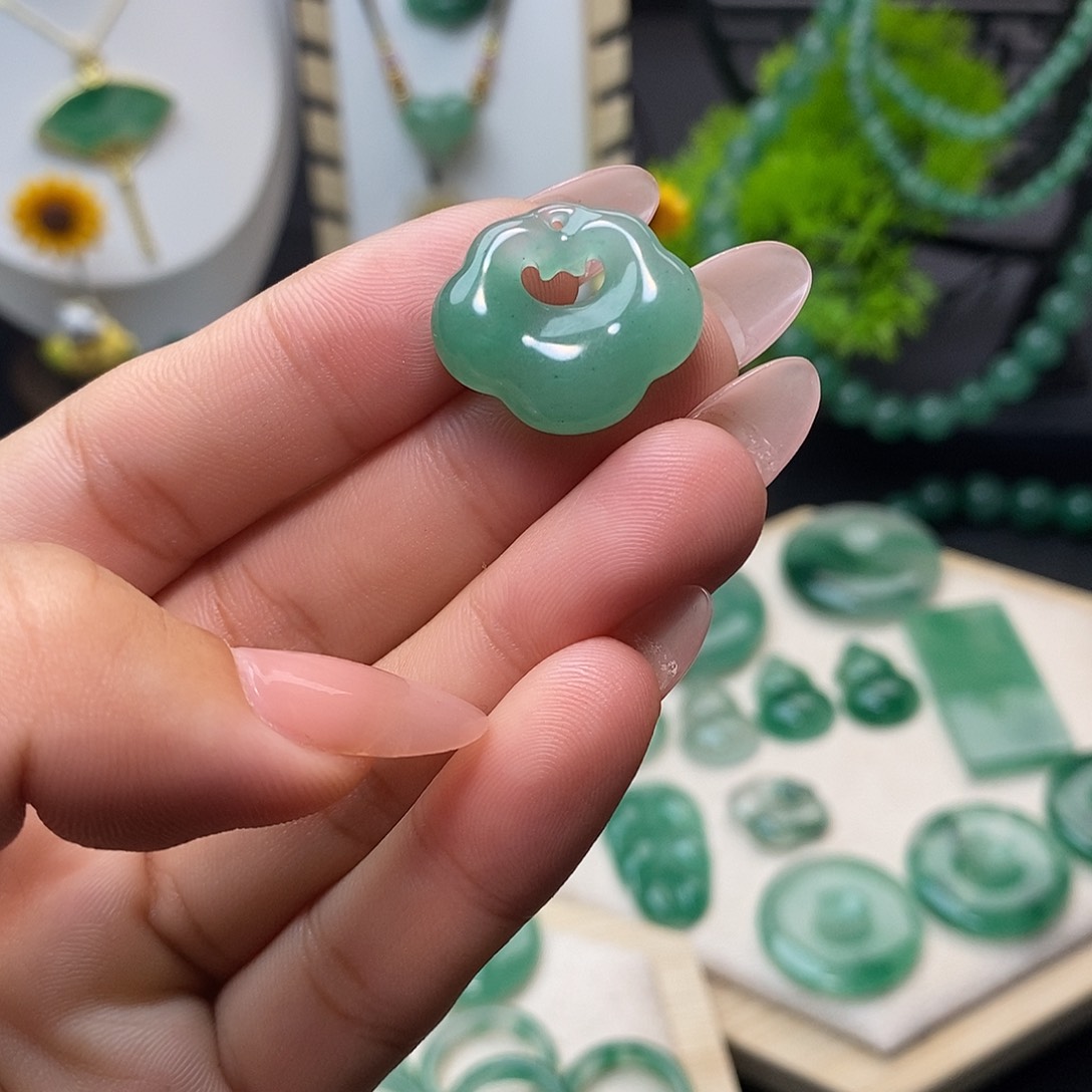 颈饰未镶嵌石英质玉